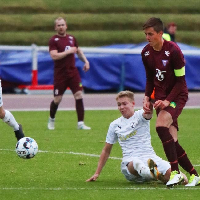 Konni sendir boltann. MYND: ÓAB