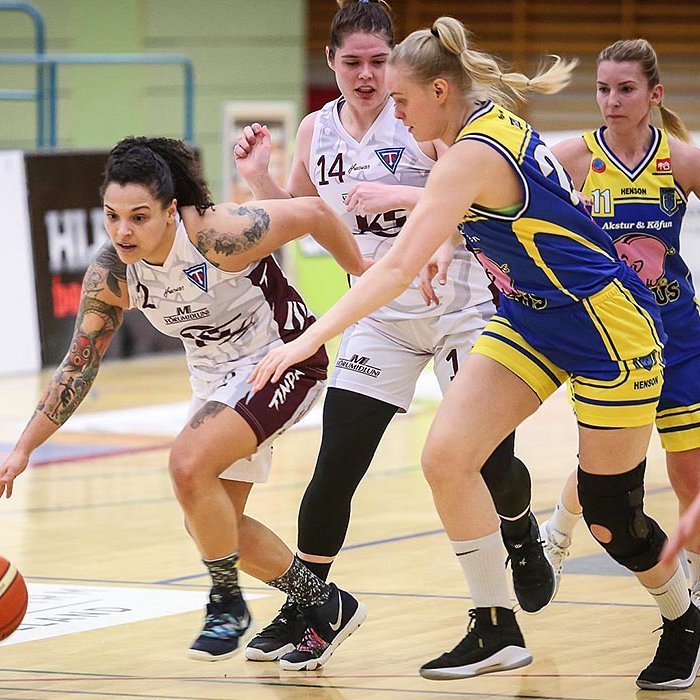 Tess og Kristín Halla í baráttunni gegn Fjölni. MYND: HJALTI ÁRNA