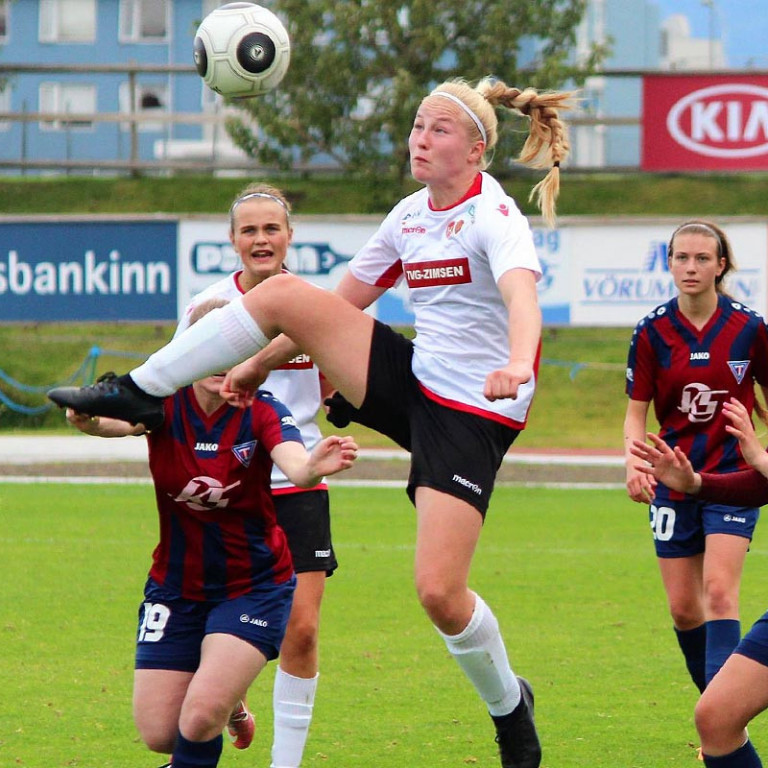 Leikmaður HK/Víkings reynir að hemja boltann. MYND: SIGRÚN FOSSBERG