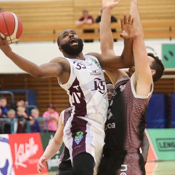 Keyshawn Woods, nýr Kani Stólanna, með takta í sókninni í gærkvöldi. MYND: HJALTI ÁRNA