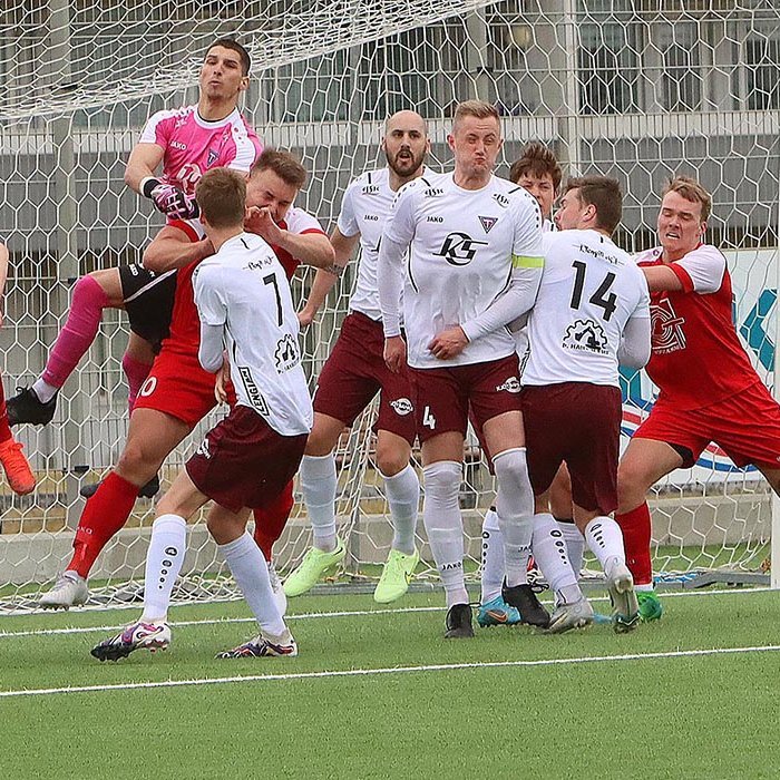 Stólarnir verjast. Myndin er frá því í fyrstu umferð þegar þeir lögðu lið Uppsveita.. MYND: ÓAB