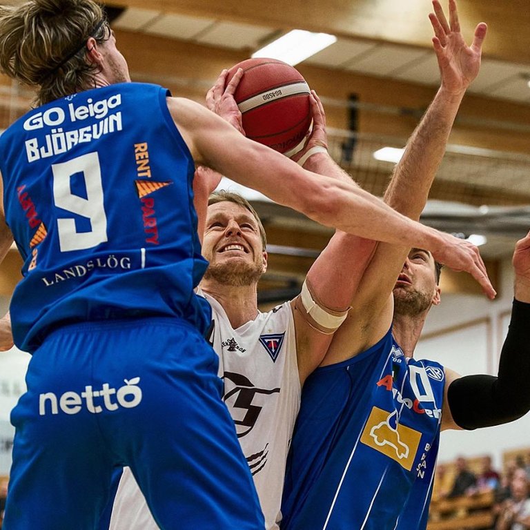 Slökkviliðsstjórinn hefur örugglega verið hæstánægður með númerið sitt í kvöld. Dolenc var með 21 stig og þar af þrjár 3ja stiga körfur. Á myndinni neðst í fréttinni má sjá Júlíus Orra fyrir framan ánægða stuðningsmenn Stólanna. Það er þessi tími ársins... MYNDIR: SIGURÐUR INGI