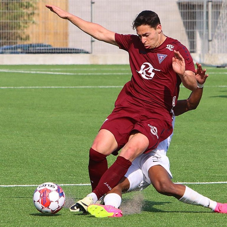 David Bercedo tæklaður. MYND: ÓAB