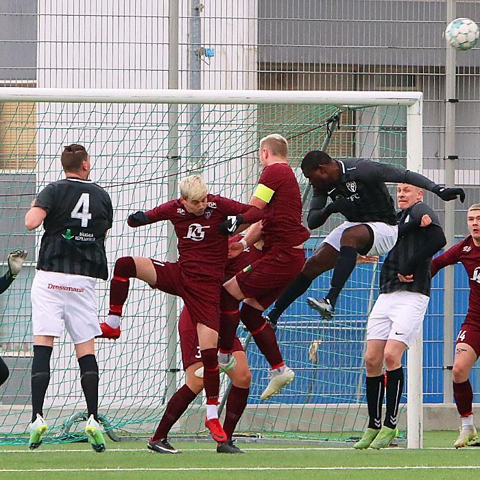 Liðsmenn KFK gerðu sig heimankomna í vítateig Tindastóls síðasta stundarfjórðunginn. Hér fer hornspyrna forgörðum. MYND: ÓAB