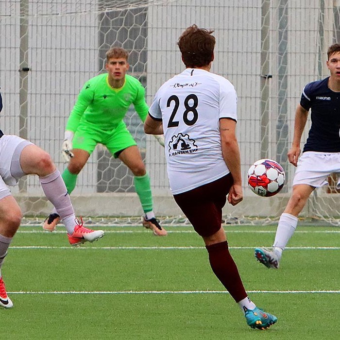 David Jimenez skýtur að marki og leikmenn KH verjast!? MYND: ÓAB