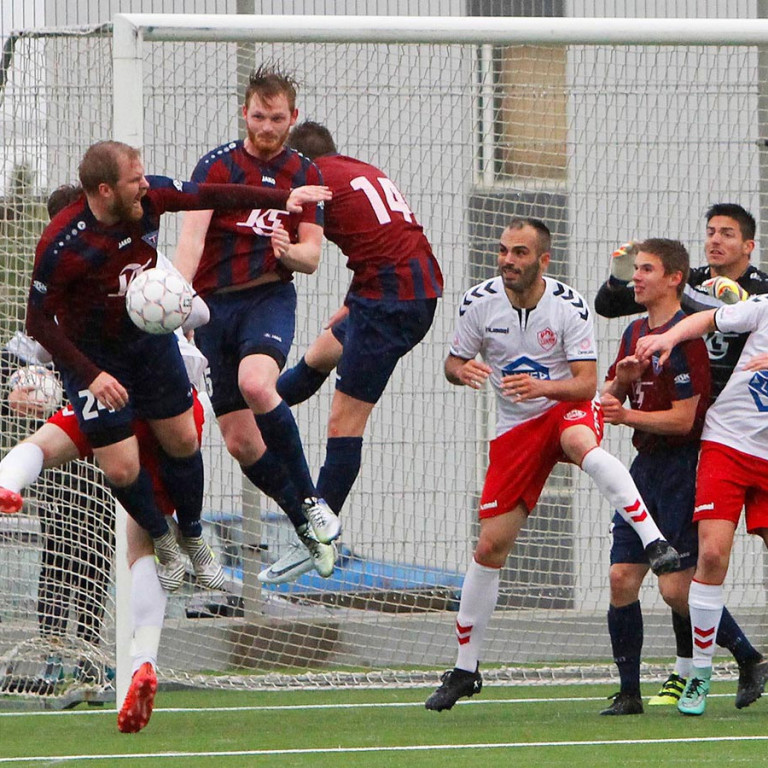 Vörn Tindastóls í loftköstum á lokaandartökum leiksins. MYND: ÓAB