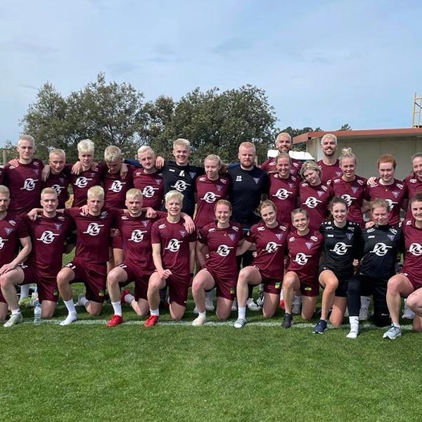 Glaðbeitt Tindastólsfólk í Portúgal. Leikmenn karlaliðsins virðast hafa fölnað á höfðinu en það lagast vonandi þegar þeir koma heim. MYND AÐSEND