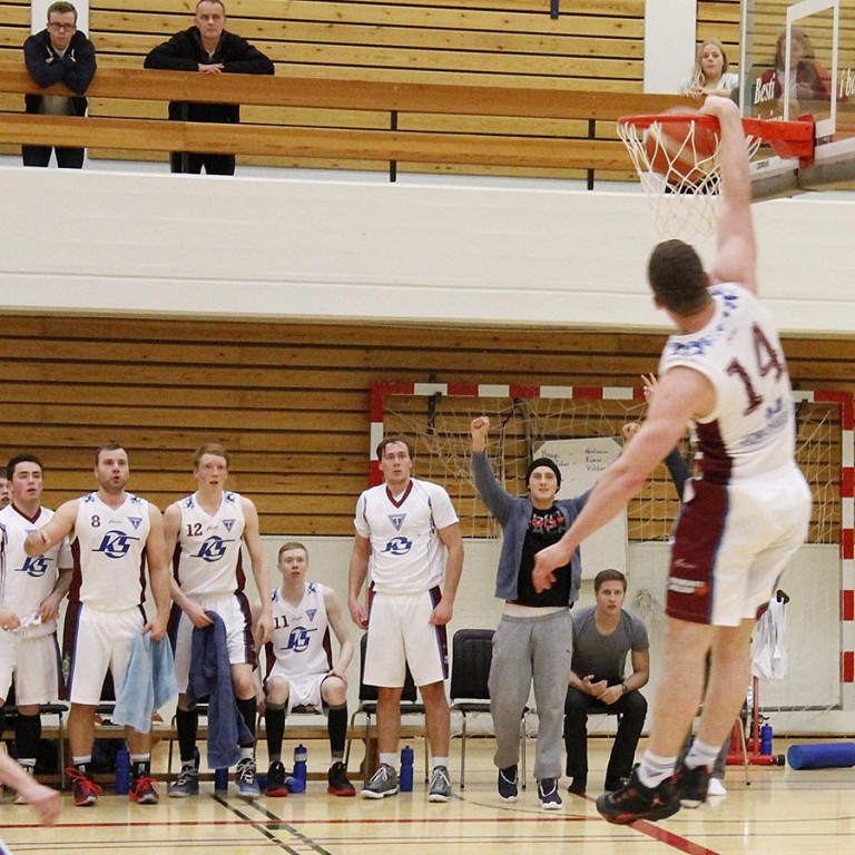 Bekkurinn hjá Stólunum staðinn á fætur og búa sig undir að fagna troðslu Helga Rafns.  MYNDIR: ÓAB