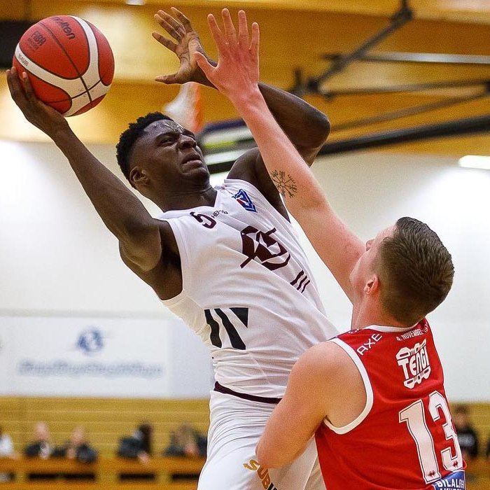 Taiwo Badmus í háloftaleik gegn Hauku á dögunum. Hann var stigahæstur Stólanna í gær en það dugði ekki til. MYND: DAVÍÐ MÁR