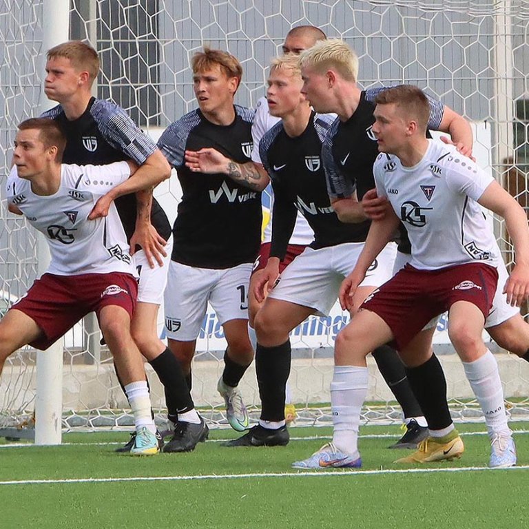 Max og Jónas Aron í strangri gæslu Vængjamanna. MYND: ÓAB