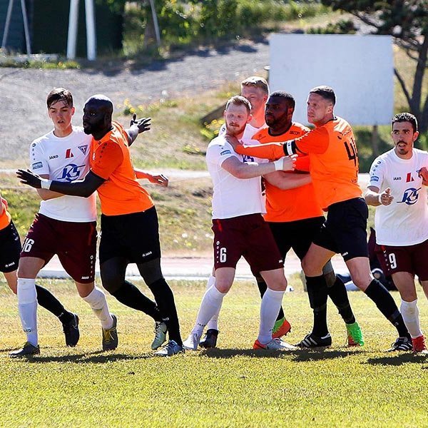 Úr leik Tindastóls og Þróttar frá því fyrr í sumar. Sá leikur endaði með 2-2 jafntefli. MYND: ÓAB