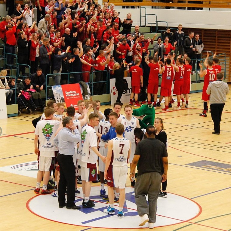 Haukar fagna með stuðningsmönnum sínum um leið og Tindastólsmenn þakka sínu fólki stuðninginn.  MYND: ÓAB