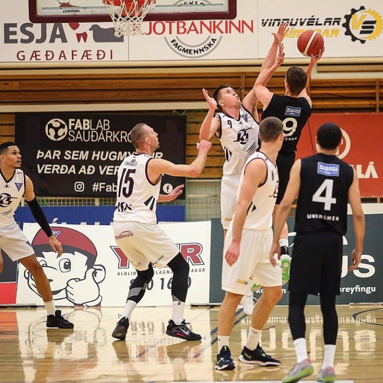 Stólar verjast í Síkinu í kvöld. MYND: HJALTI ÁRNA