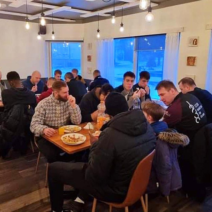 Leikmenn Tindastóls taka vel til matar síns að leik loknum í boði Árna á Hard Wok Café. MYND AF FB-SÍÐU KÖRFUKNATTLEIKSDEILDAR TINDASTÓLS