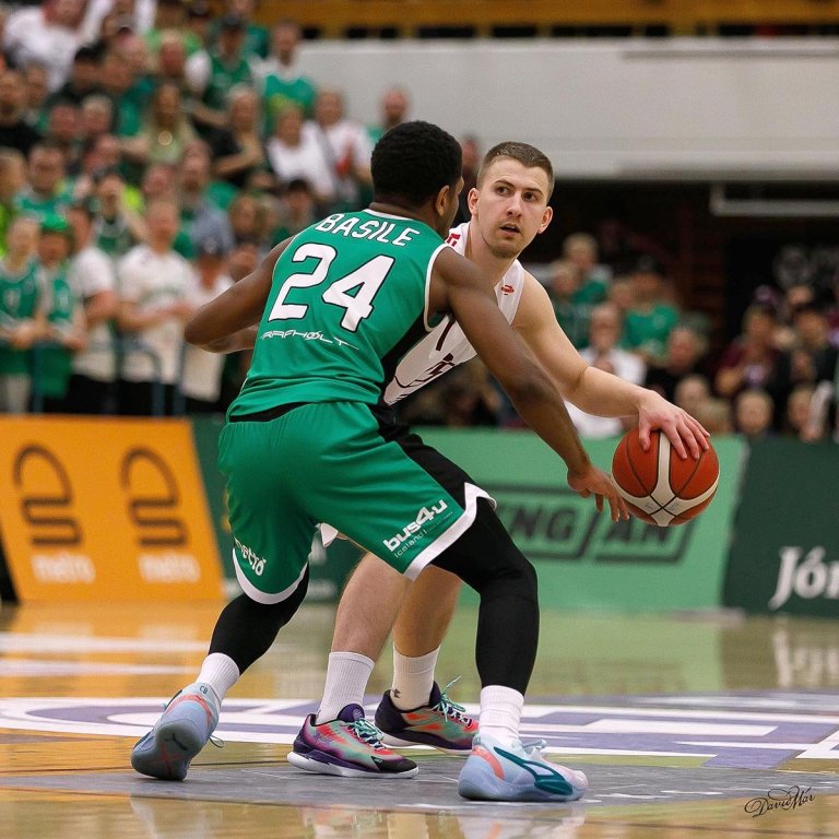 Pétur verður í eldlínunni gegn Völsurum. Kappinn skoraði ekki mikið í seríunni gegn Njarðvík en stjórnaði leik Stólanna. Sumir segja að Stólunum gangi best þegar Pétur skorar ekki. MYND: ANDRI ÞÓR / DAVÍÐ MÁR