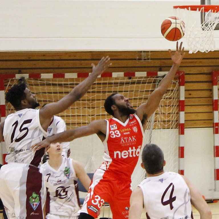 Hester horfir á eftir Oliver lauma boltanum í körfu Stólanna. MYND: ÓAB