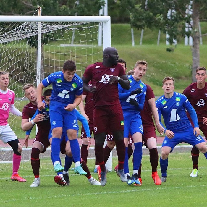 Pape skallar frá marki Stólanna eftir hornspyrnu gestanna. MYND: ÓAB