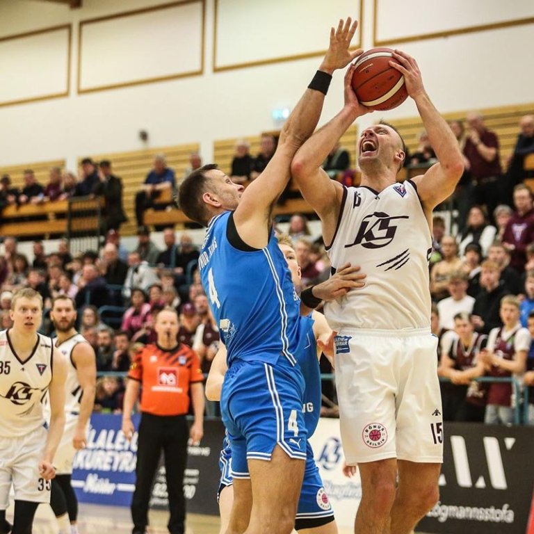 Drungilas var ógnarsterkur í kvöld. Hér sækir hann að körfu Stjörnunnar og það er enginn að fara að stoppa hann. MYNDIR: HJALTI ÁRNA