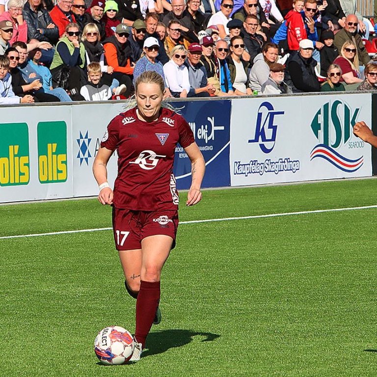 Hugrún sækir að marki Þórs/KA. Það var frítt á völlinn í dag í boði VÍS og mætingin hreint frábær. MYND: ÓAB