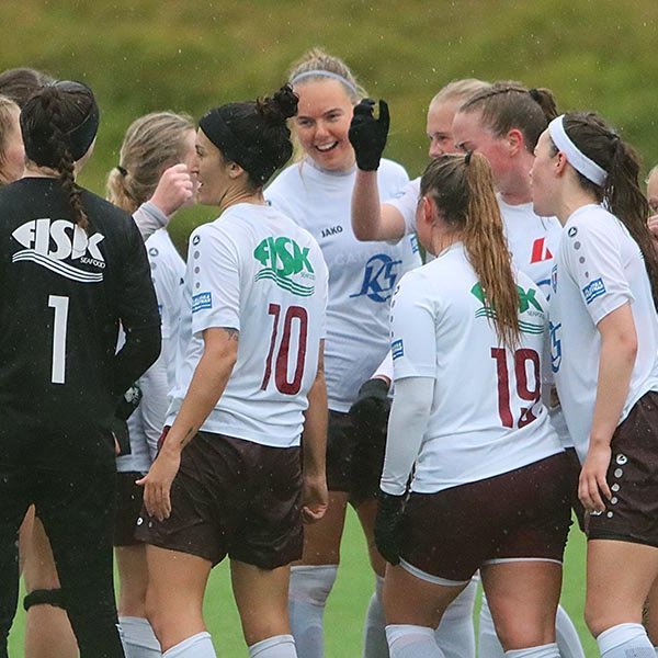 Stólastúlkur fagna góðum sigri. MYND: ÓAB