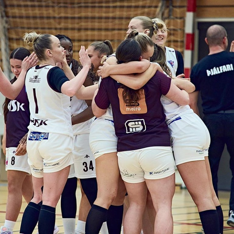 Stólastúlkur fagna sigri í gær. MYND: ©SIGURÐUR INGI