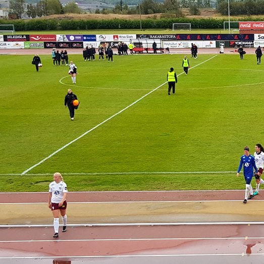 Stólastúlkur ganga svekktar af SaltPay vellinum eftir svekkjandi tap í gær á Akureyri. Mynd: PF.