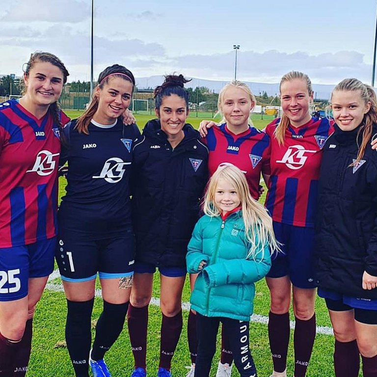 Glaðbeittar Stólastúlkur að leik loknum. Frá vinstri: Murielle, Lauren, Jackie, María Dögg, Bryndís og Vigdís Edda. Fyrir framan er Sóldís, einn helsti stuðningsmaður liðsins. MYND: INGA HULD