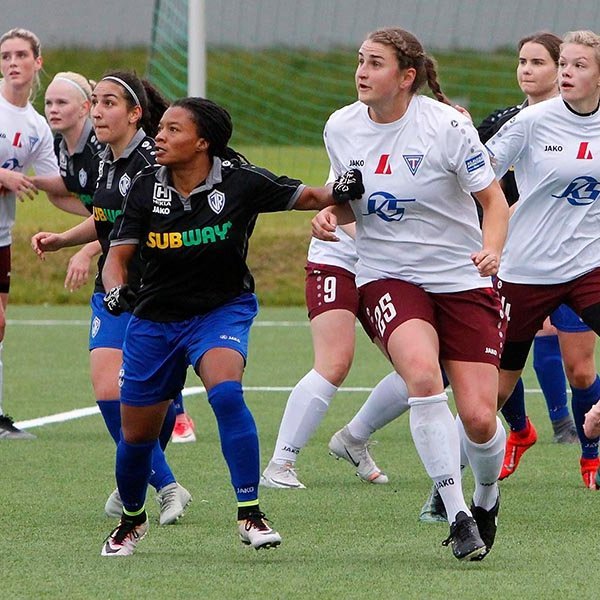 Stólastúlkur þurfa að vera einbeittar í kvöld. Murielle Tiernan verður vonandi á skotskónum en hún er búin að skora 50 mörk í þeim 34 leikjum sem hún hefur spilað fyrir Tindastól. Það er magnað. MYND: ÓAB