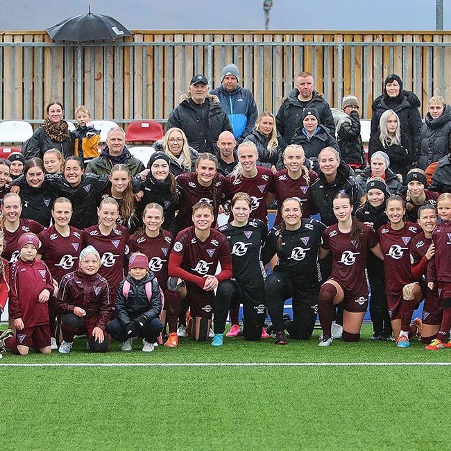 Stólastúlkur og stuðningsmenn Tindastóls að loknum síðasta leik tímabilsins í haust þar sem liðið tryggði sér áframhaldandi veru í Bestu deildinni. MYND: ÓAB