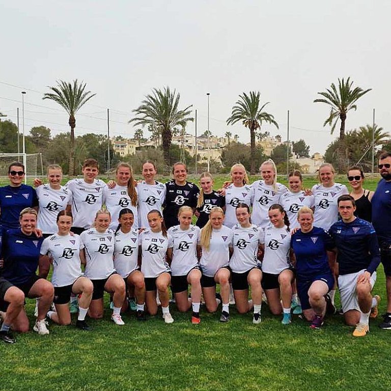 Stólastúlkur ásamt þjálfarateymi og fararstjórum í Spánarferðinni. Hópurinn er væntanlegur heim annað kvöld. MYND AÐSEND