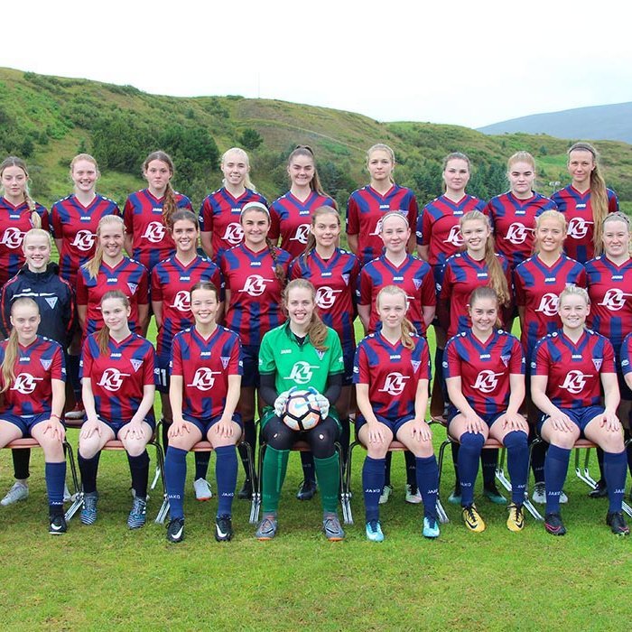 Kvennalið Tindastóls sumarið 2018. Jón Stefán, framkvæmdastjóri knattspyrnudeildar Tindastóls og annar þjálfari kvennaliðsins, er lengst til vinstri í miðröð. MYND: PF