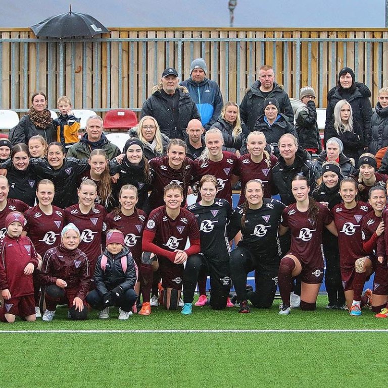 Stólastúlkur ásamt nokkrum stuðningsmönnum liðsins í leikslok. MYNDIR: ÓAB