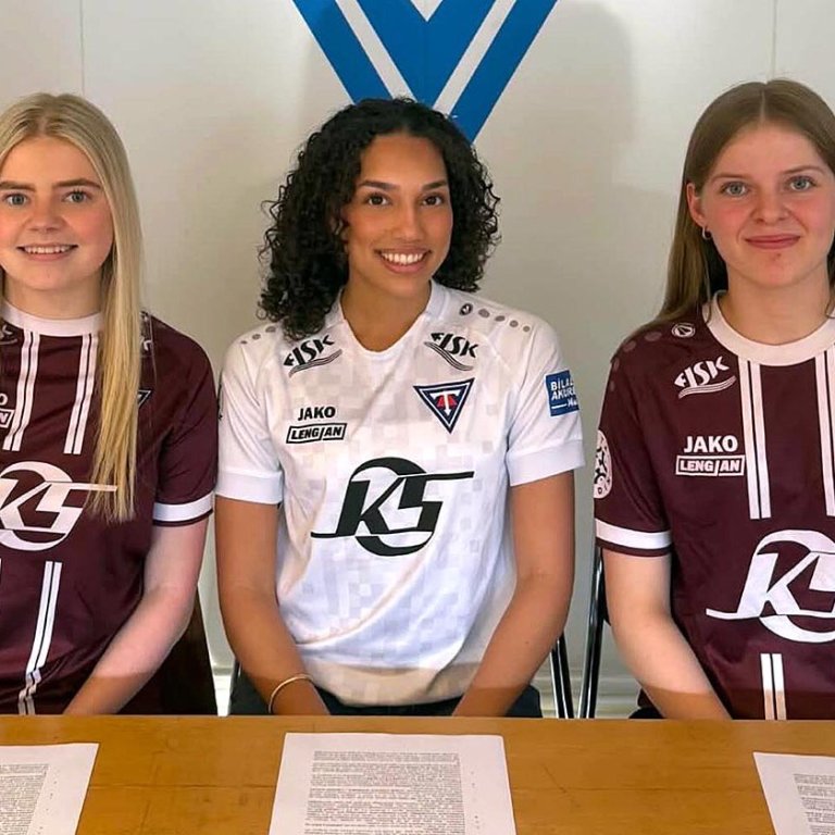 Silja Sigurósk Reimarsdóttir, Katelyn Eva John og Harpa Sif Hreiðarsdóttir skrifuðu undir samning við knattspyrnudeild Tindastóls. MYND AF FB TINDASTÓLS