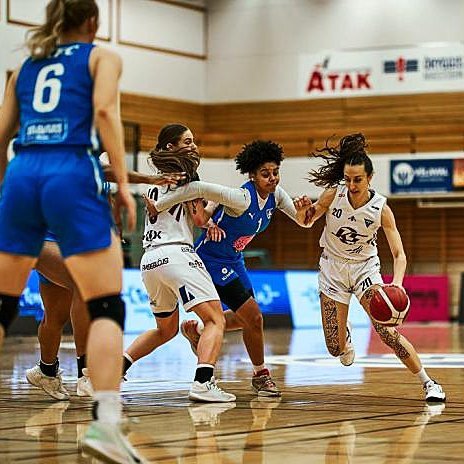 Marta Hermida með boltann í gær. MYND: SIGURÐUR INGI