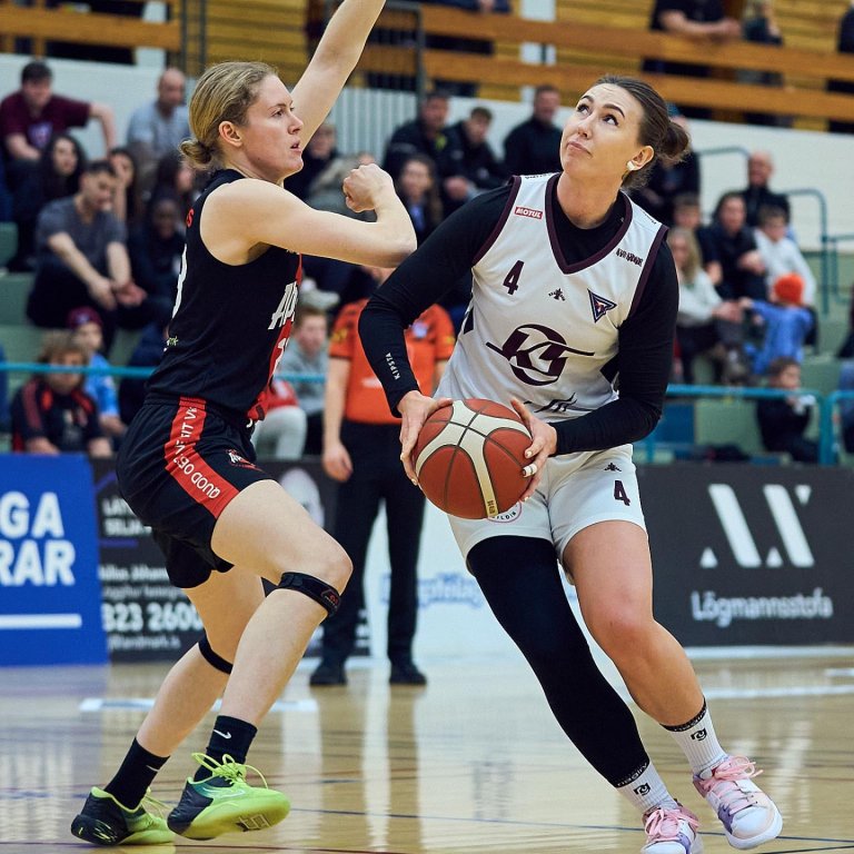 Edyta Ewa Falanzcyk hefur átt góða leiki að undanförnu og var stigahæst Stólastúlkna í dag. Hér er hún í leik gegn Aþenu fyrir jól. MYND: SIGURÐUR INGI