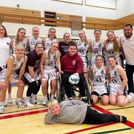 Stólastúlkur í góðum félagsskap. MYND AF SÍÐU KKD. TINDASTÓLS