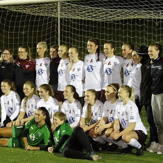 Að sjálfsögðu var stillt upp í liðsmynd að leik loknum. MYND: ÓAB