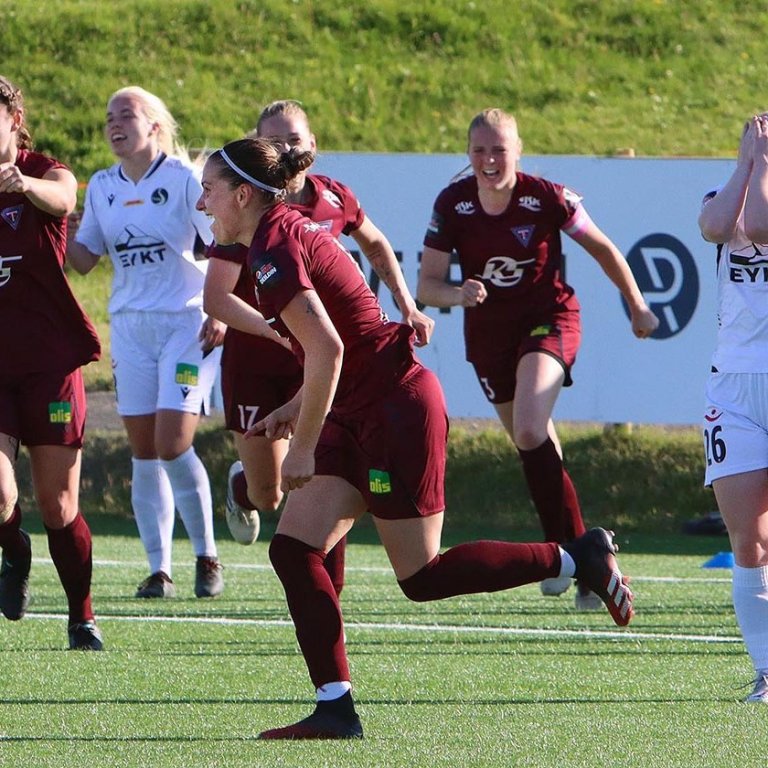 Laura Rus fagnar sigurmarki sínu í leiknum. MYNDIR: ÓAB