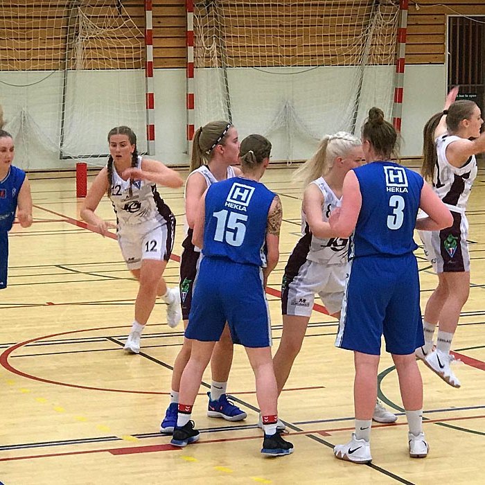 Stólastúlkur verjast innkasti ÍR-inga. MYND: ÓAB