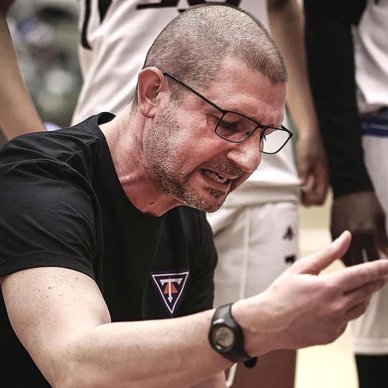 Israel Martín fer yfir málin í leikhléi fyrr í vetur. MYND: DAVÍÐ MÁR