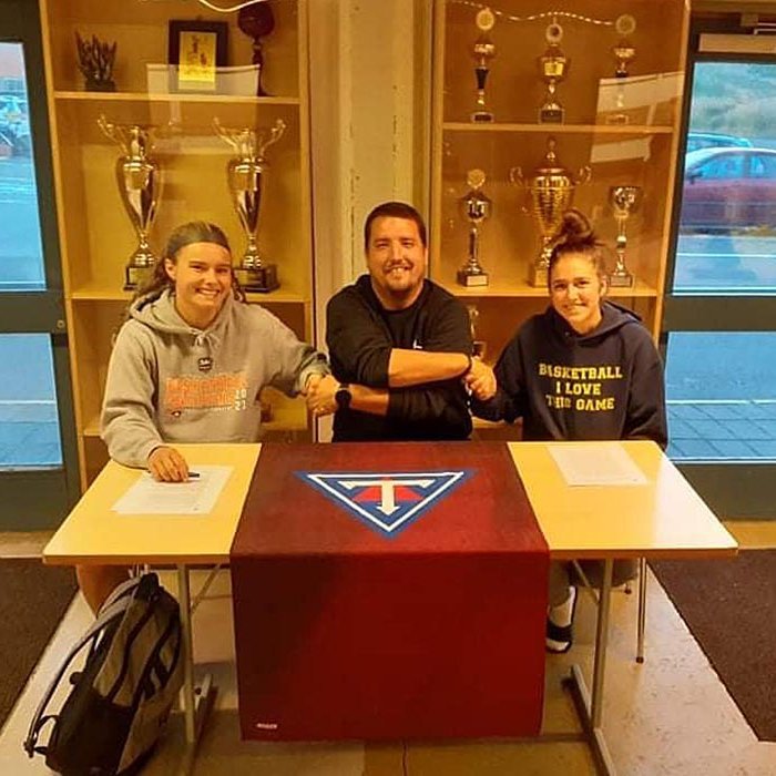 Ksenja og Maddie ásamt Jan Bezica þjálfara Tindastóls. Á myndunum fyrir neðan skrifar Telma undir samning og þá er einnig mynd af æfingahópin kvennaliðsins. MYNDIR: TINDASTÓLL