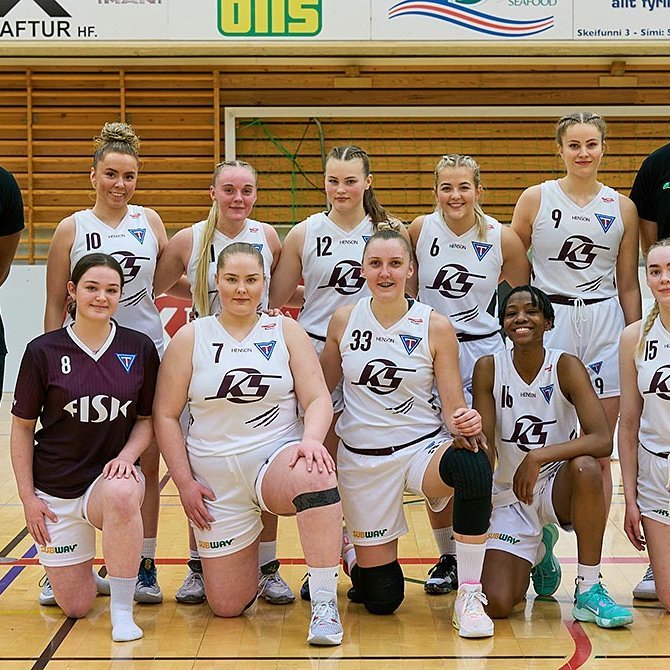 Stólastúlkur ásamt þjálfarateyminu. MYND: SIGURÐUR INGI PÁLSSON