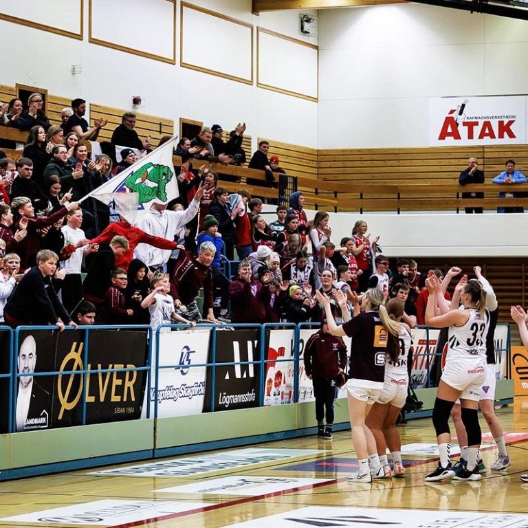 Stólastúlkur fagna í vor með stuðningsmönnum sínum. MYND: DAVÍÐ MÁR