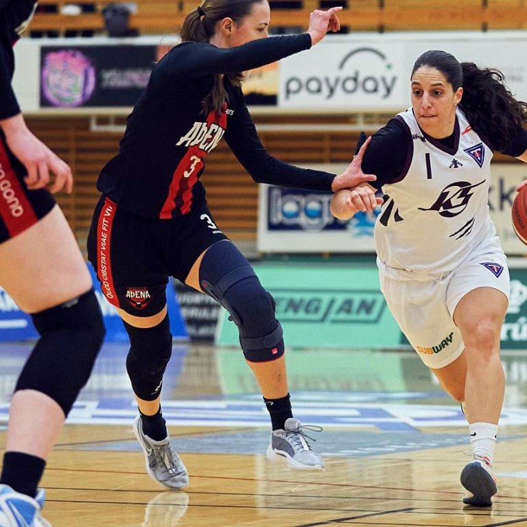 Andriana Kasapi sækir að vörn Aþenu. Hún átti fína leiki í úrslitakeppninni. MYND: SIGURÐUR INGI