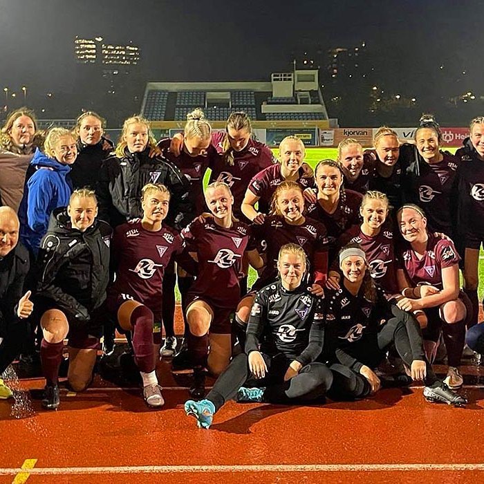 Stólastúlkur fagna sigri á Kópavogsvelli í kvöld og sæti í Bestu deildinni. Hjartanlega til hamingju! AÐSEND MYND