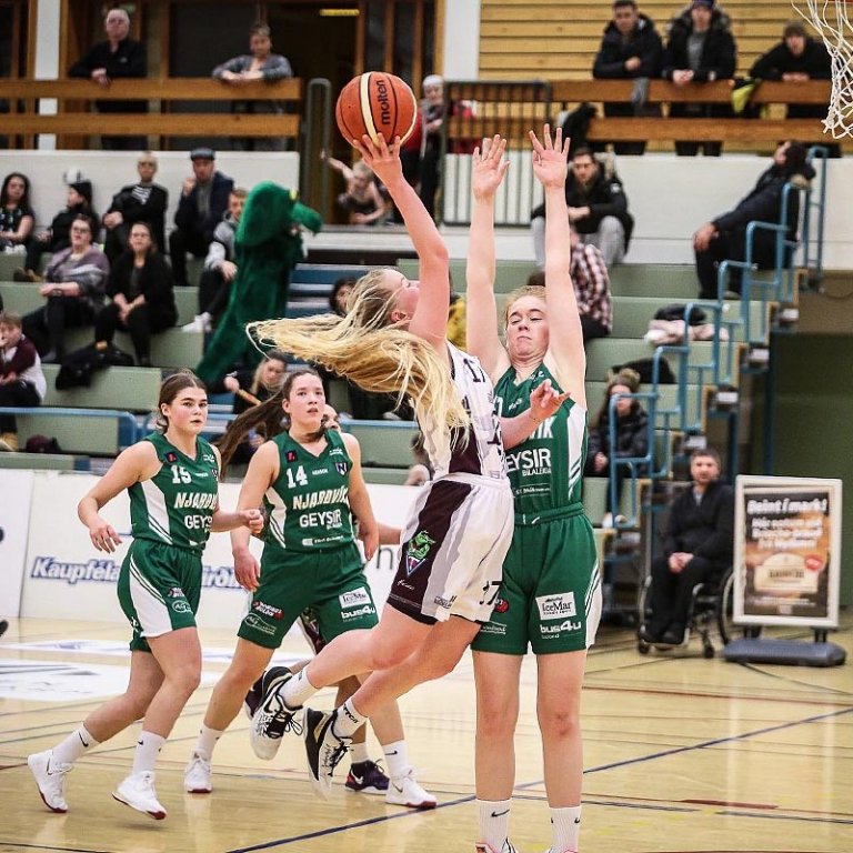Marín Lind sækir að körfu Njarðvíkinga. Marín fann ekki fjölina á laugardag frekar en margir liðsfélaga hennar. MYND: HJALTI ÁRNA