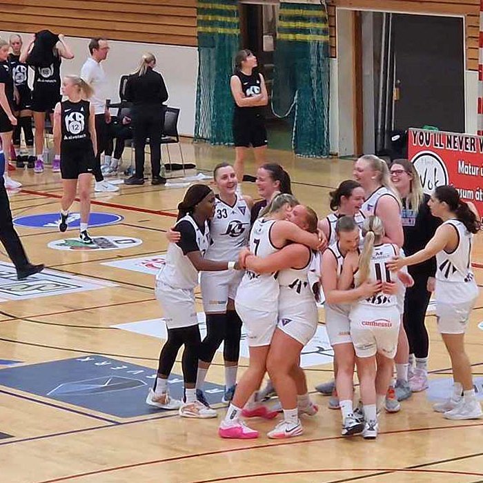 Stólastúlkur fagna sætum sigri í Síkinu. MYND: SIGGA G