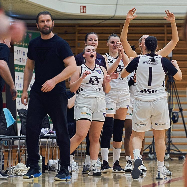 Stólastúlkur fagna í kvöld. MYND: SIGURÐUR INGI