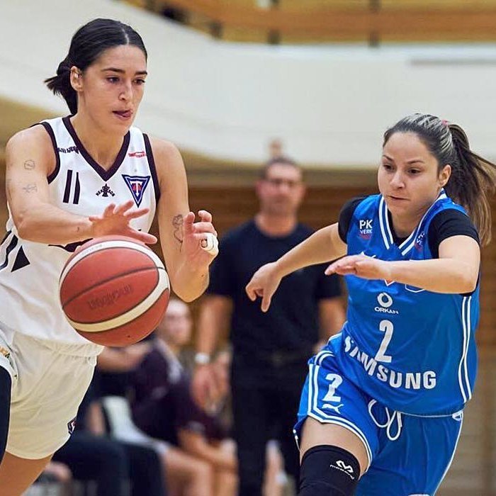 Paula leikstjórnandi Tindastóls með boltann en hún spilaði fingurbrotin en skilaði sínu og rúmlega það líkt og samherjar hennar. MYND: SIGURÐUR INGI