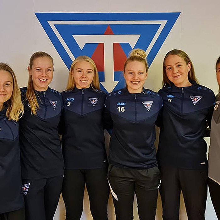 Áfram Tindastóll. Frá vinstri: Hugrún, Bryndís Rut, María Dögg, Eyvör, Bergljót Ásta og Kristrún María. Eins og kemur fram í fréttinni hafa Murr og Amber einnig endurnýjað við Stólastúlkur. MYND: TINDASTÓLL